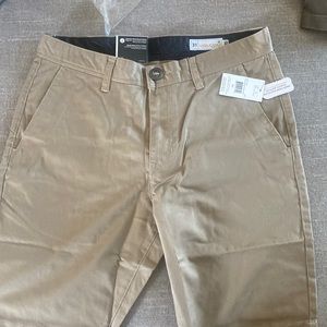 Mens NWT Volcom shorts, size 31